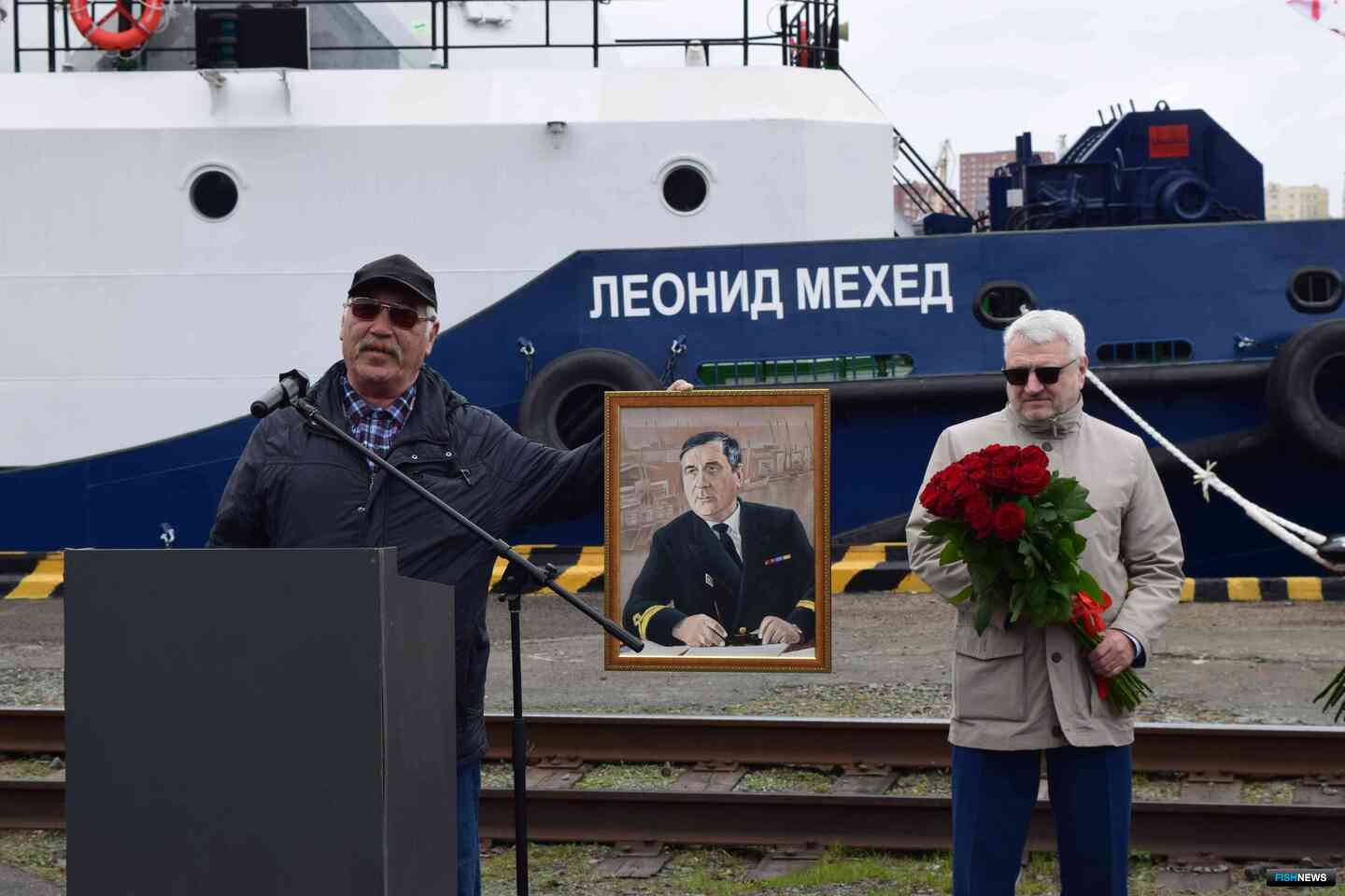 Андрей МЕХЕД передал экипажу буксира портрет своего отца