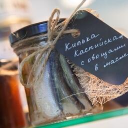 Каспийская килька с овощами в масле