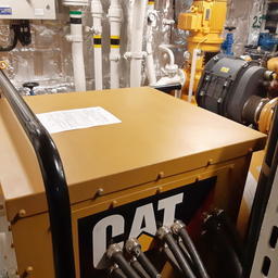 На судне установлены вспомогательные дизель-генераторы Caterpillar
